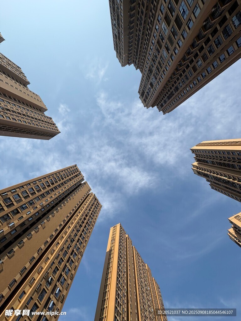 仰视都市高楼建筑群