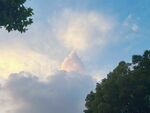 林间现梦幻锥形彩云
