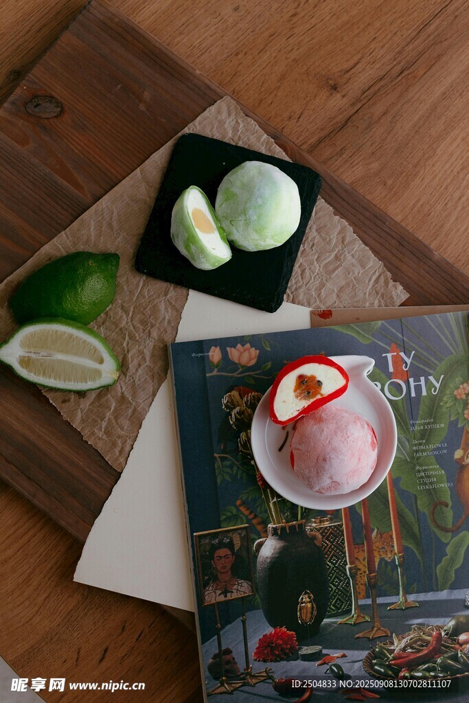 桌上静物 水果与画册