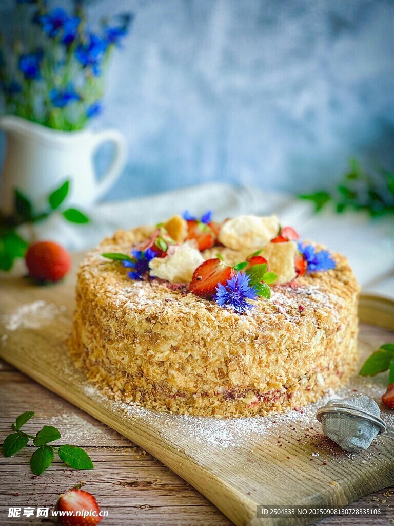 美味坚果水果装饰生日蛋糕
