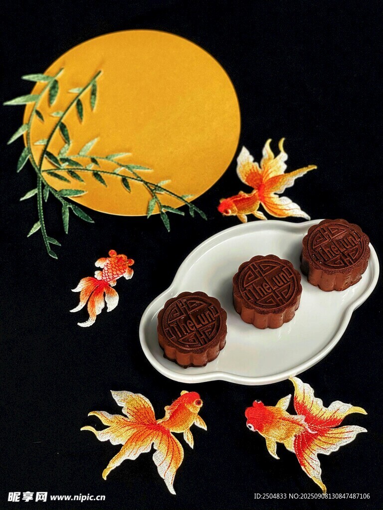 中秋月饼与秋景装饰
