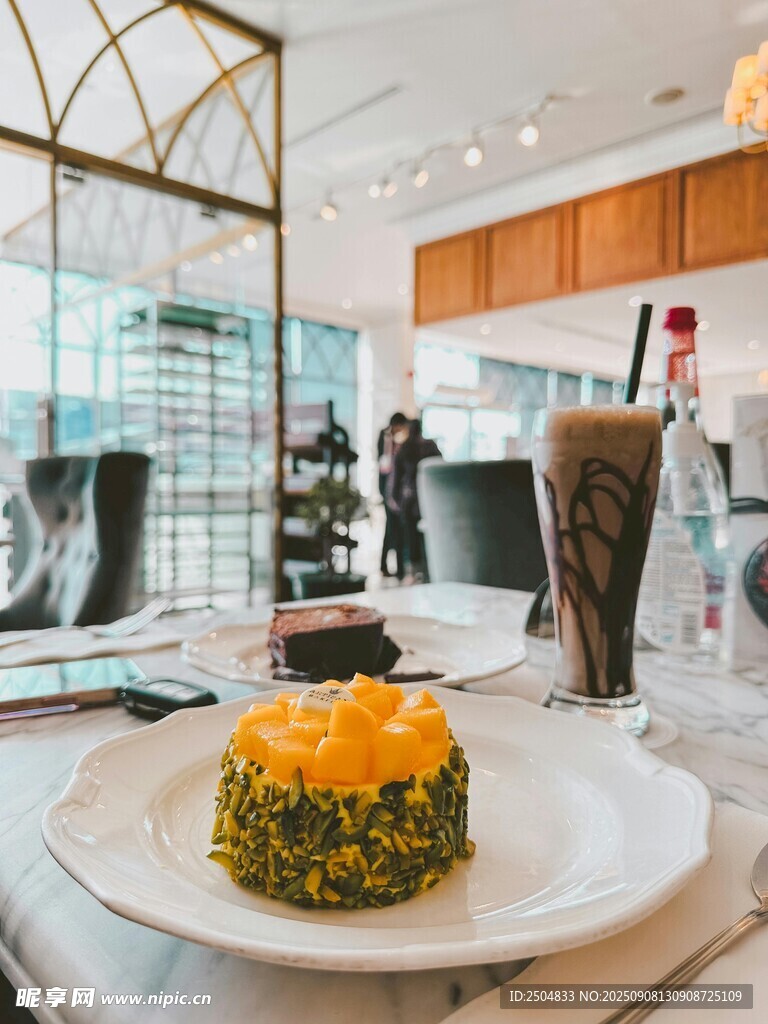 精致甜点搭配特色饮品