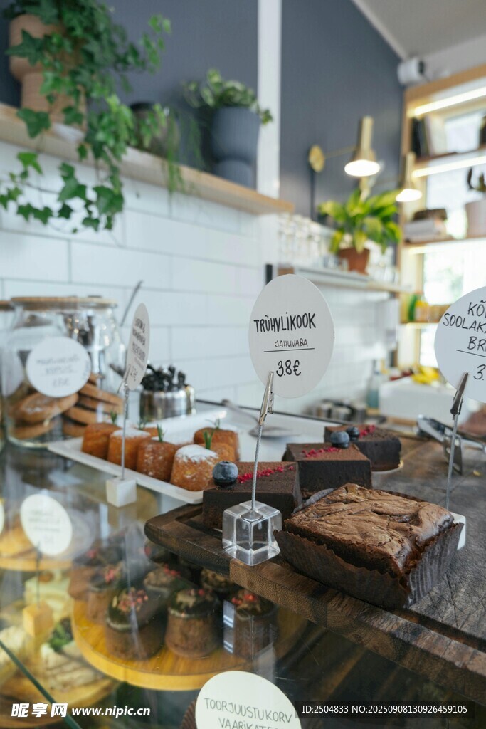 精致糕点陈列于温馨店铺