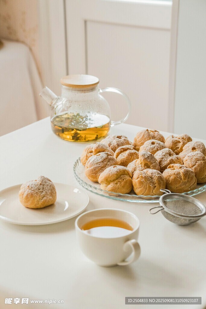 精致茶点与茶饮的惬意组合