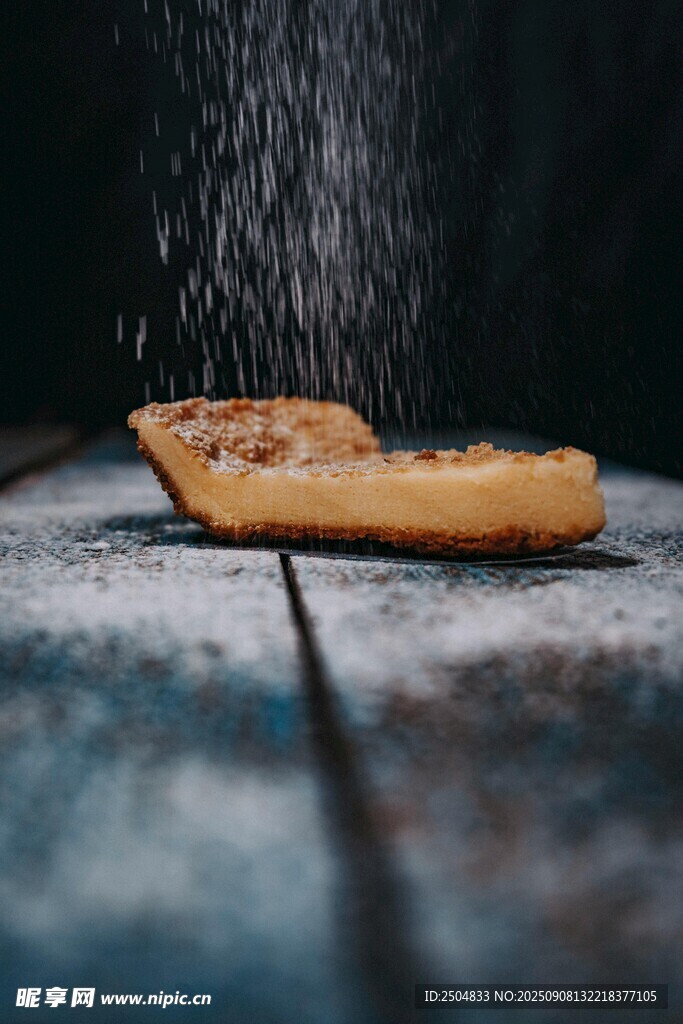 椒盐卷饼上撒盐瞬间
