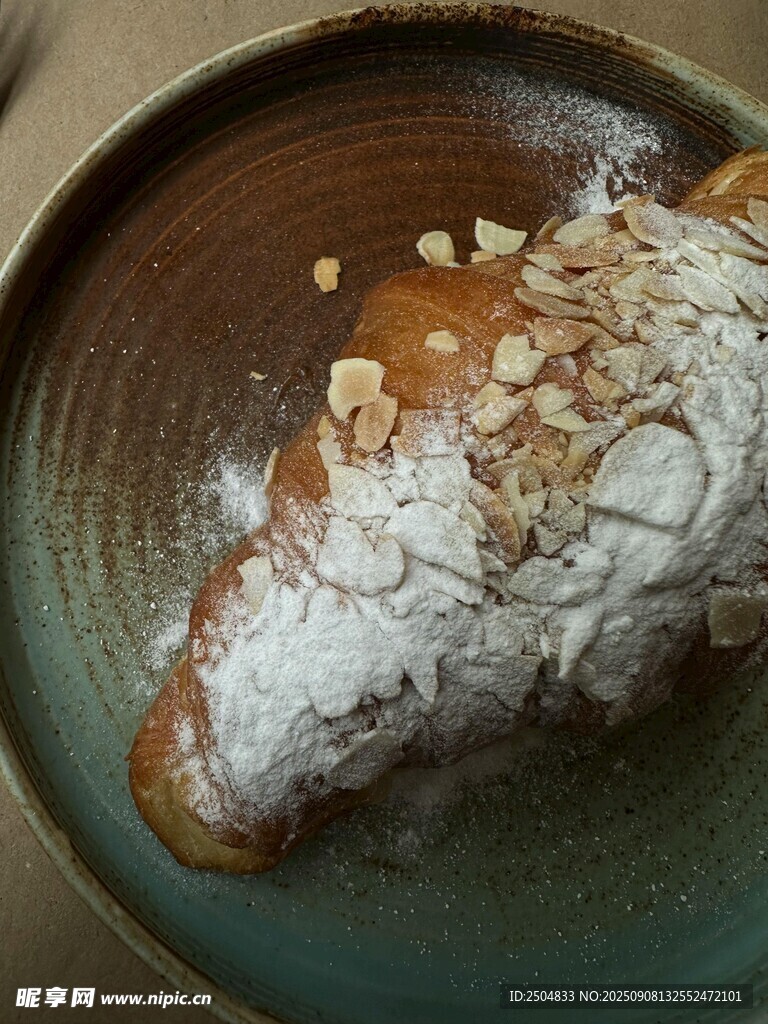 撒粉糕点置于古朴碗中