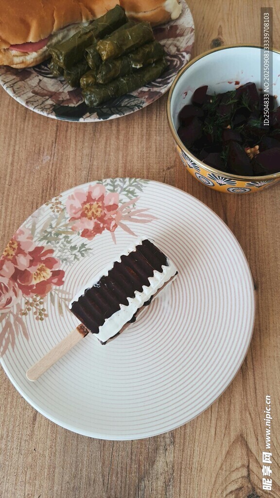 美味甜点与多样食物组合