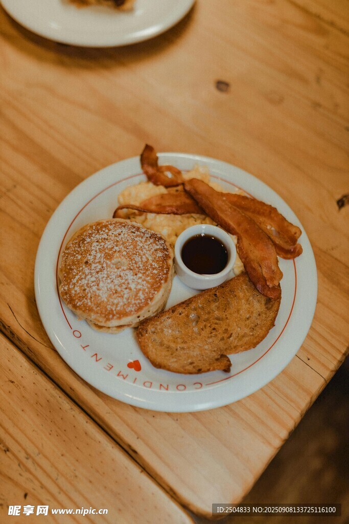 美味早餐煎饼搭配小食