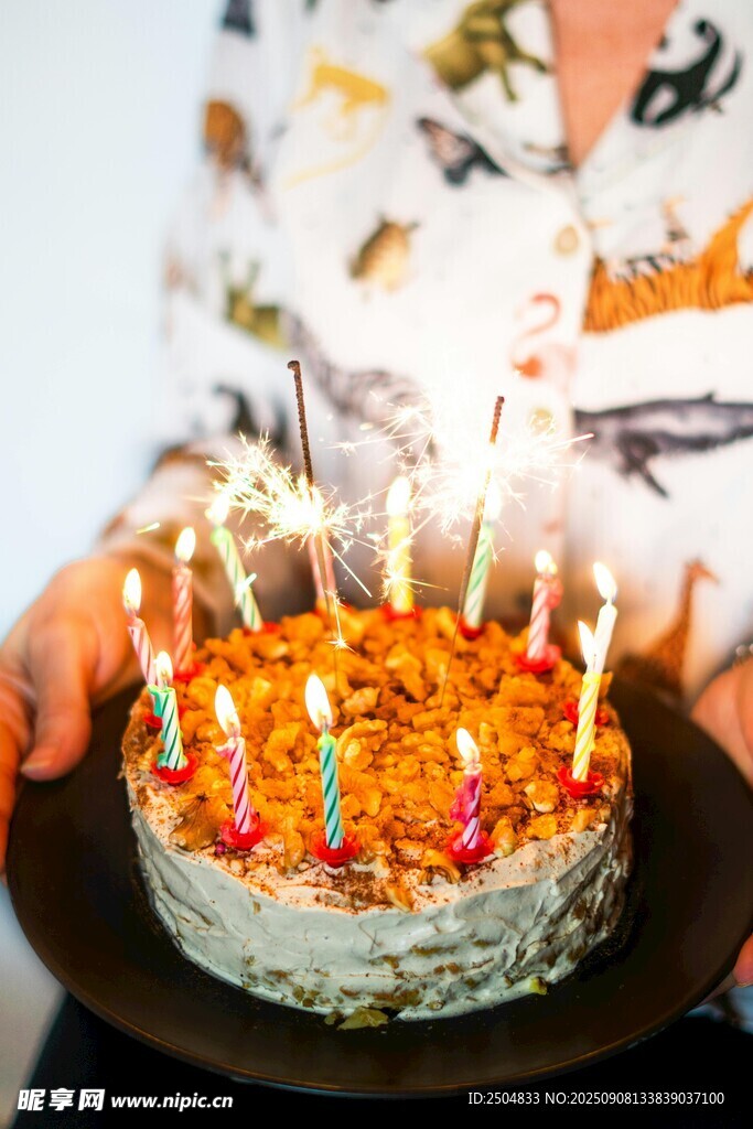 生日蛋糕上点燃多彩蜡烛