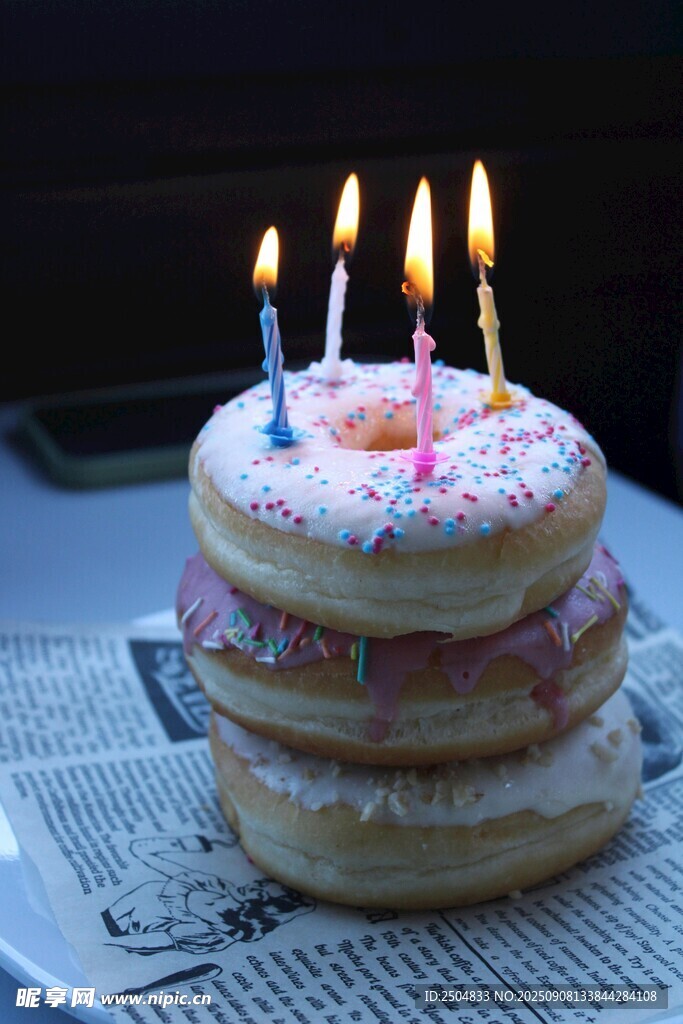 三层甜甜圈生日蛋糕