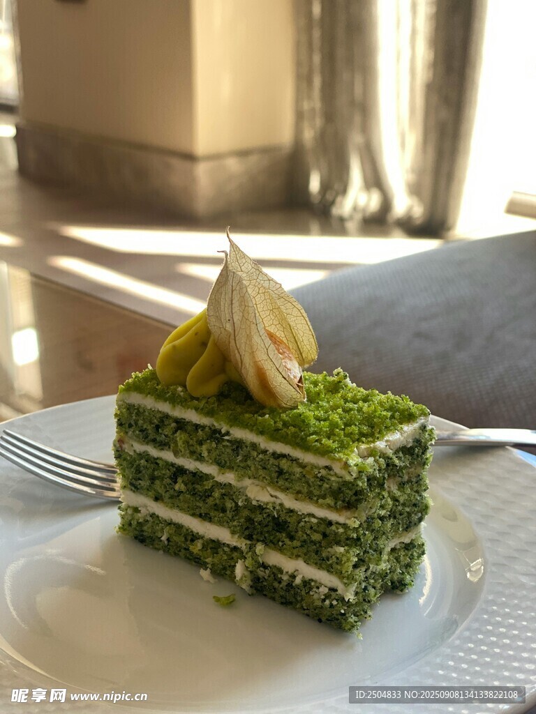 抹茶多层蛋糕精致摆盘