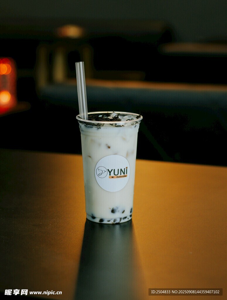 桌上的珍珠奶茶饮品
