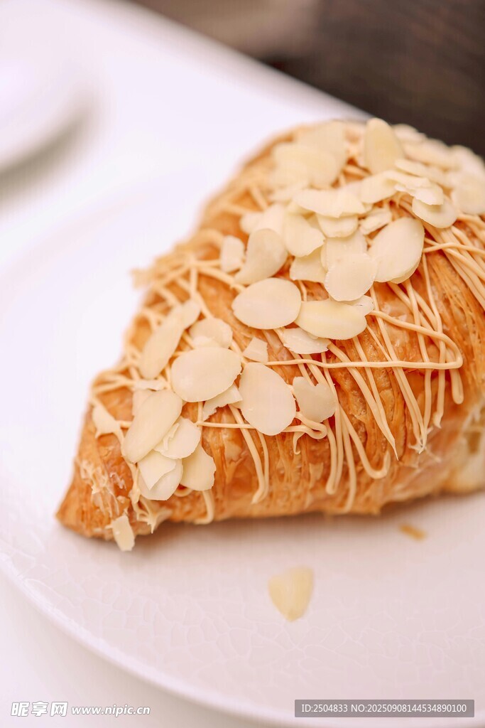 杏仁片装饰的美味牛角面包