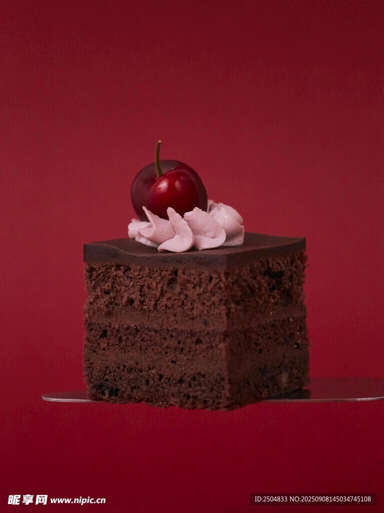 巧克力蛋糕配樱桃装饰