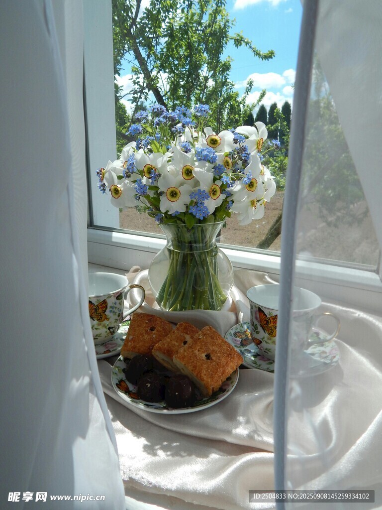 窗边花瓶中的雏菊与面包