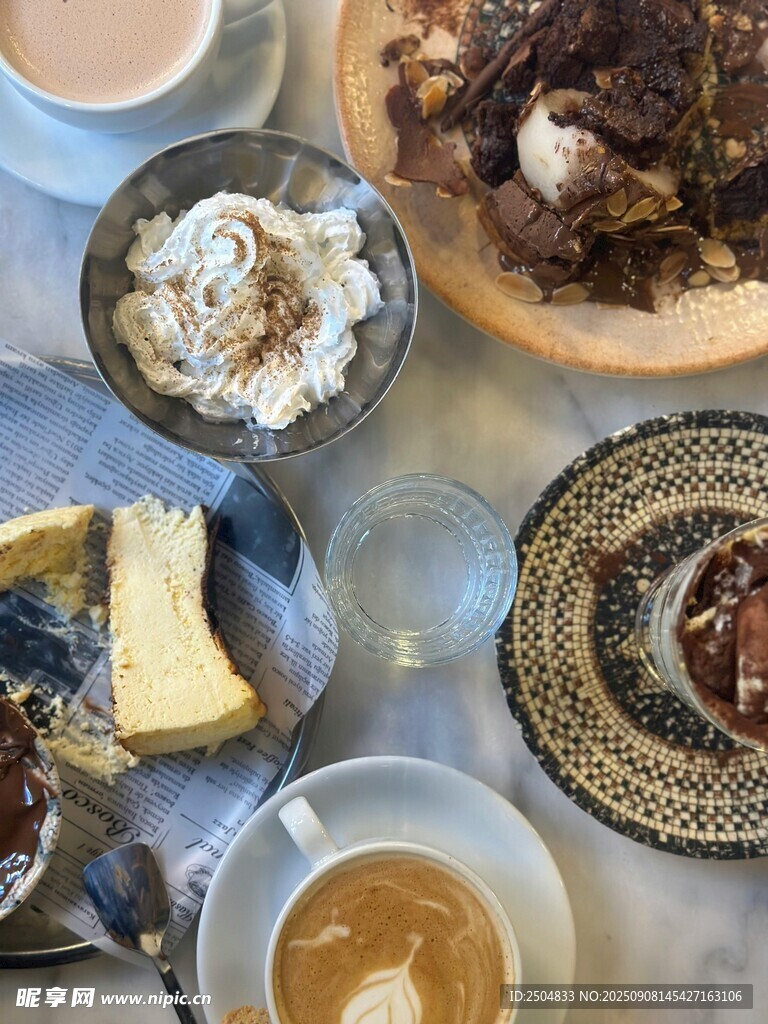 多样美食摆放在餐桌