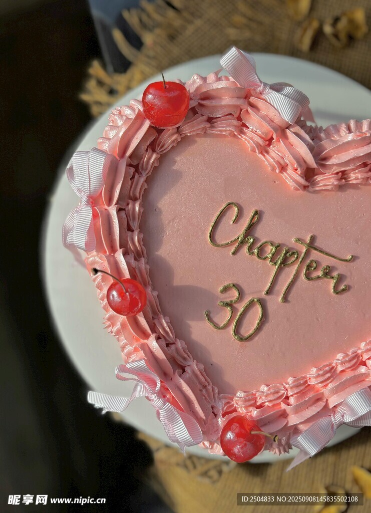 心形蛋糕庆祝30岁生日