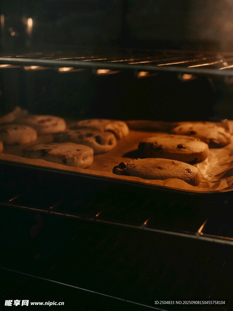 烤箱中烤制的美味饼干