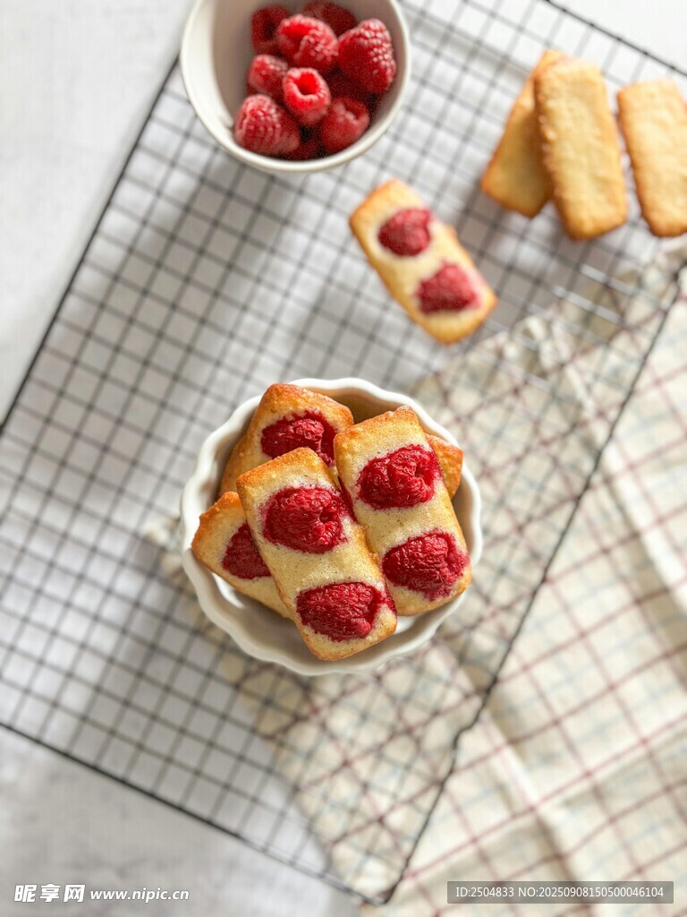 美味覆盆子甜点与饼干