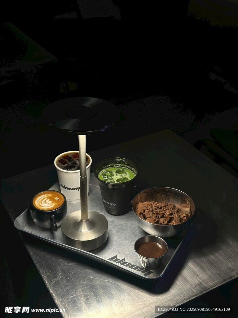 酒吧托盘上的多样饮品