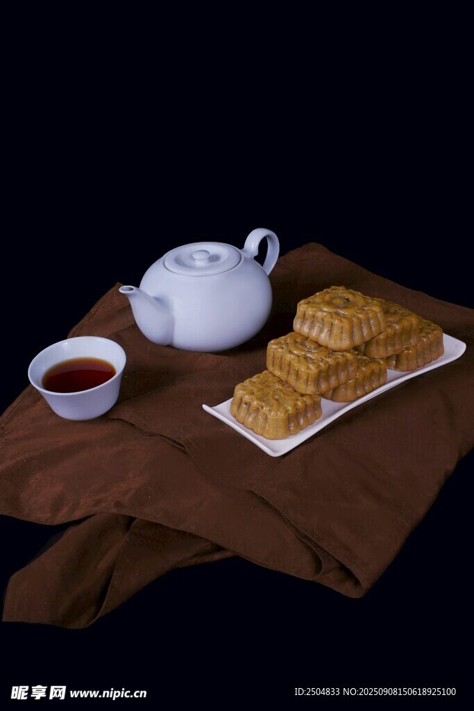 中式茶具与点心的雅致组合