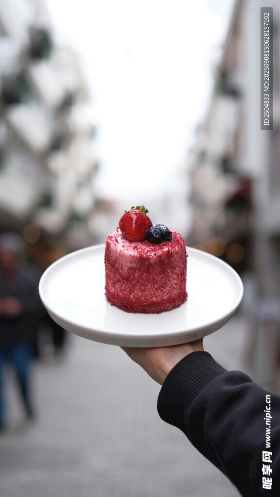 手持美味红丝绒蛋糕