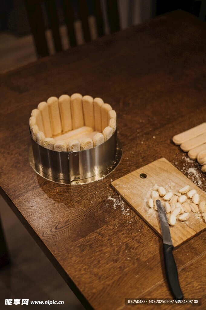 木质桌面上的烘焙工具组合