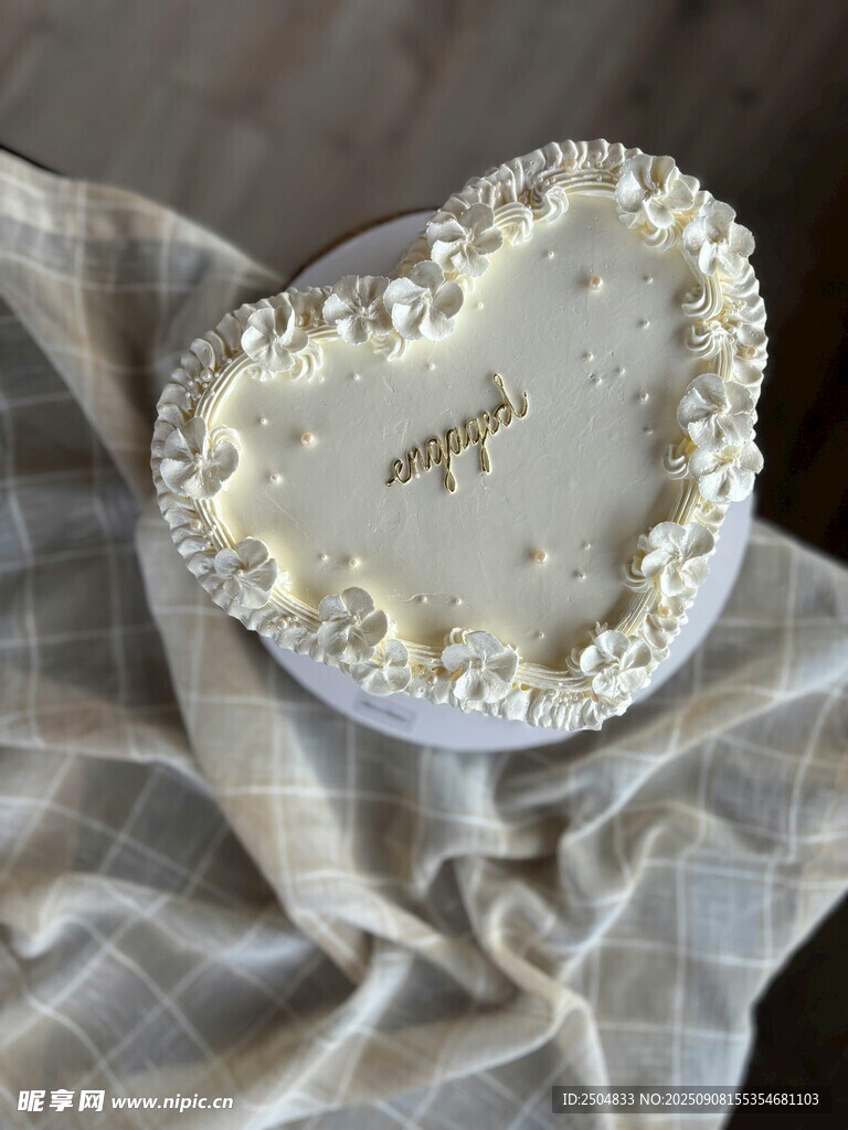 精致心形奶油装饰蛋糕