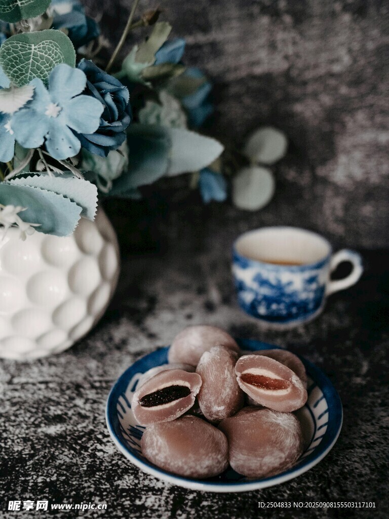 复古风茶点与茶具静物图