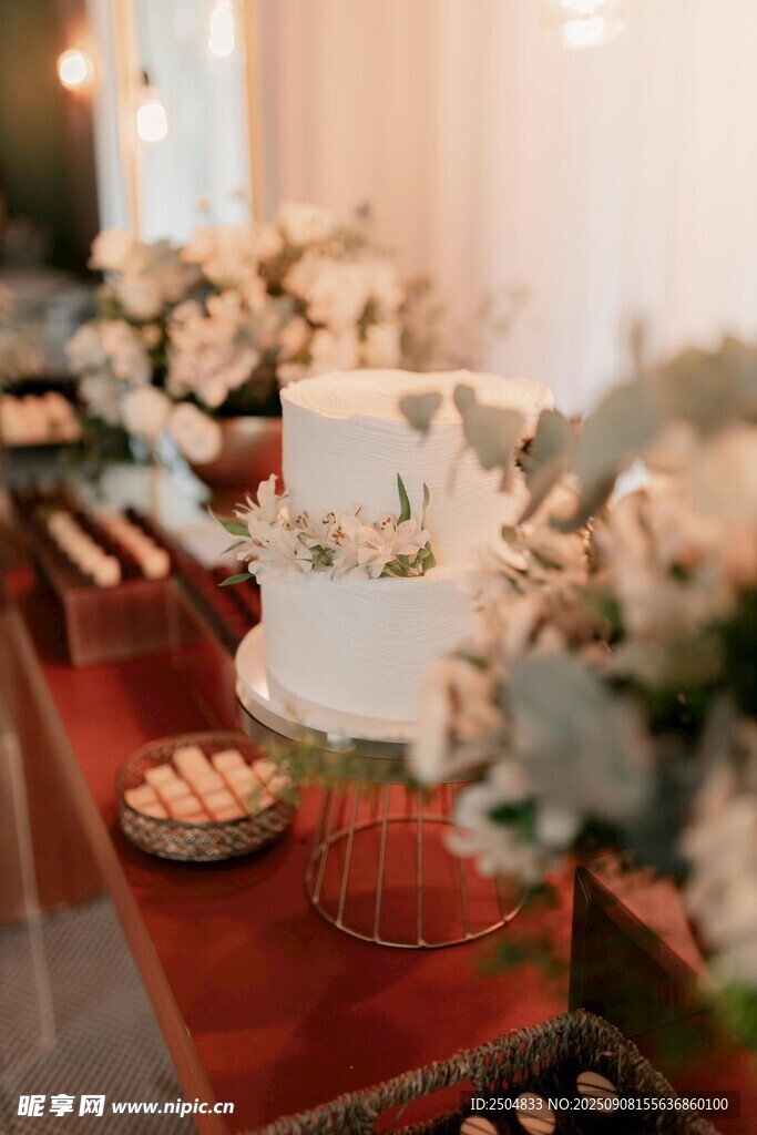 浪漫婚礼餐桌花卉布置