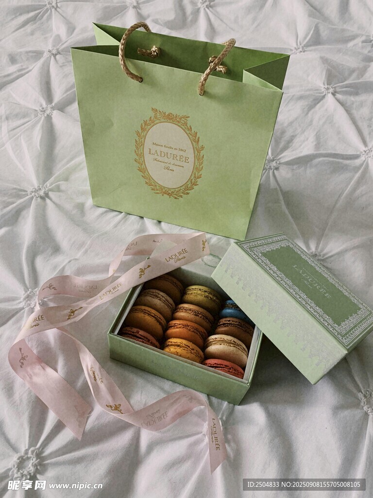 精致马卡龙与绿色礼盒