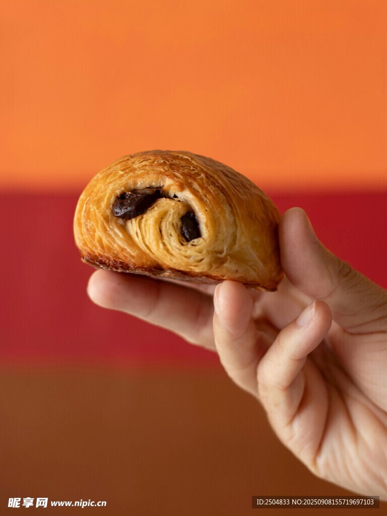 手捧美味夹心面包