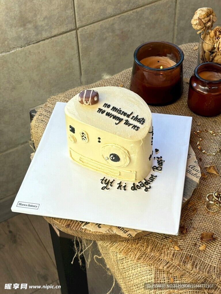 简约风生日蛋糕精致摆拍