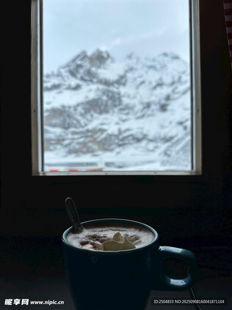 窗前热饮赏雪山美景