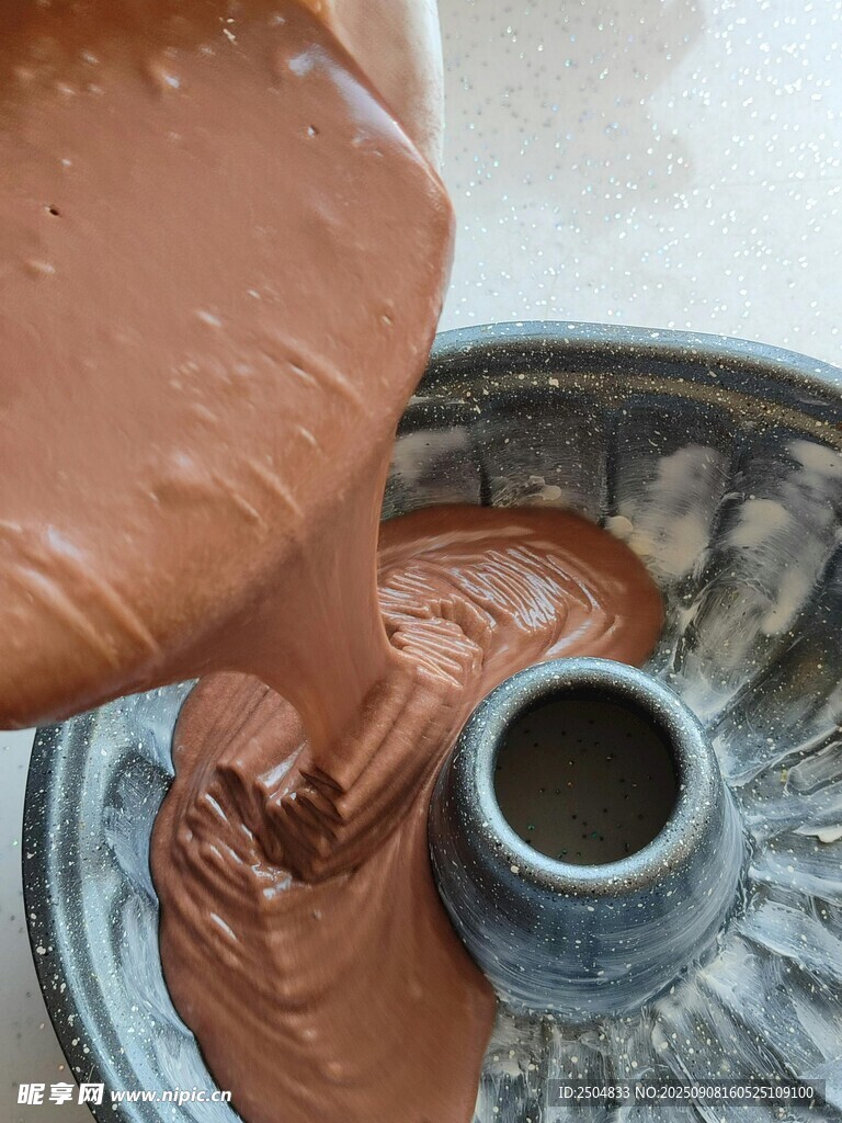 巧克力酱倒入模具瞬间