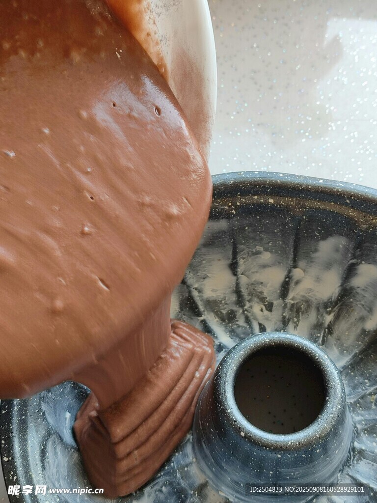 巧克力酱倒入模具瞬间