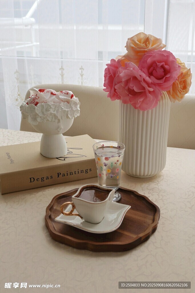 精致桌面花卉与茶具摆件