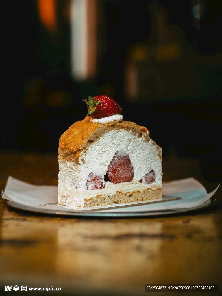 草莓装饰的美味夹心蛋糕