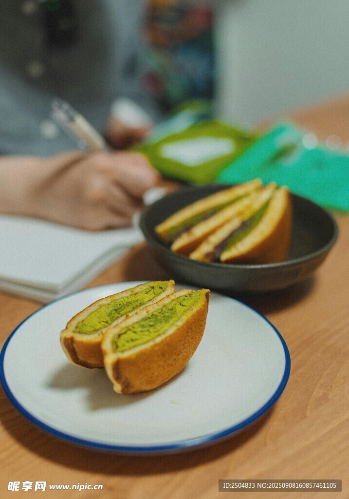 美味三明治摆放在餐盘上
