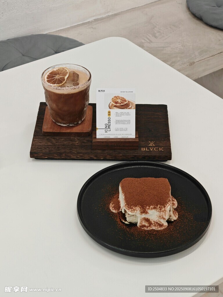 美味咖啡与松饼的惬意组合