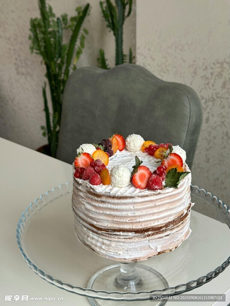 草莓装饰的美味多层蛋糕