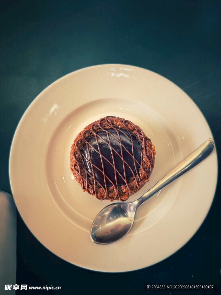 美味巧克力蛋挞配银勺