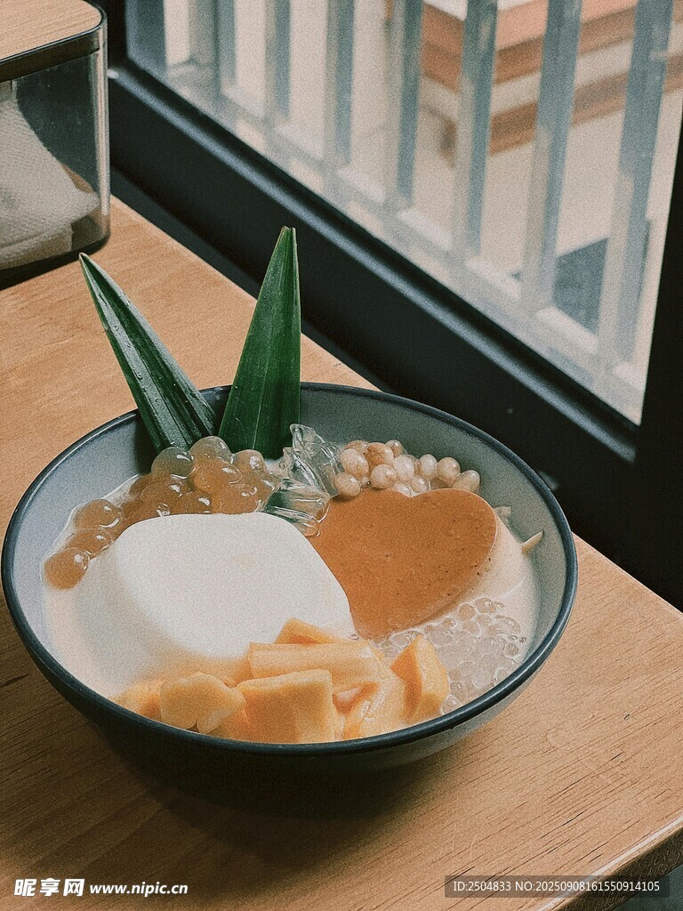 美味特色餐食摆于窗前