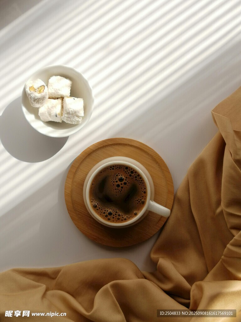 温馨咖啡时光与精致点心