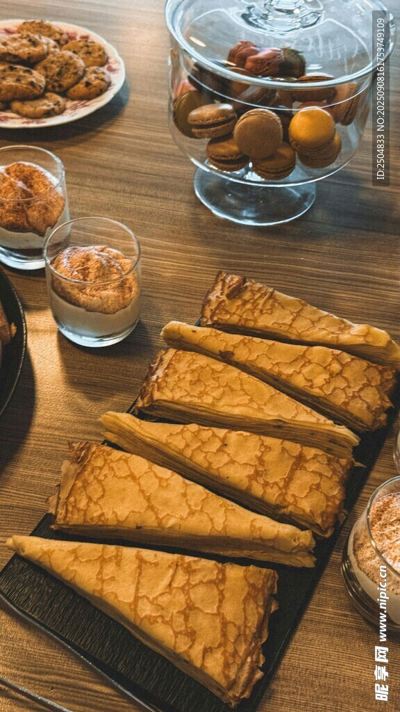 美味糕点与多样零食组合