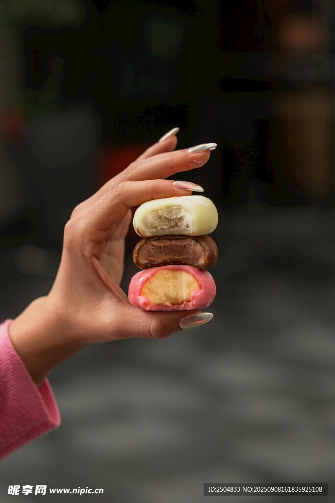 手捧美味马卡龙甜点