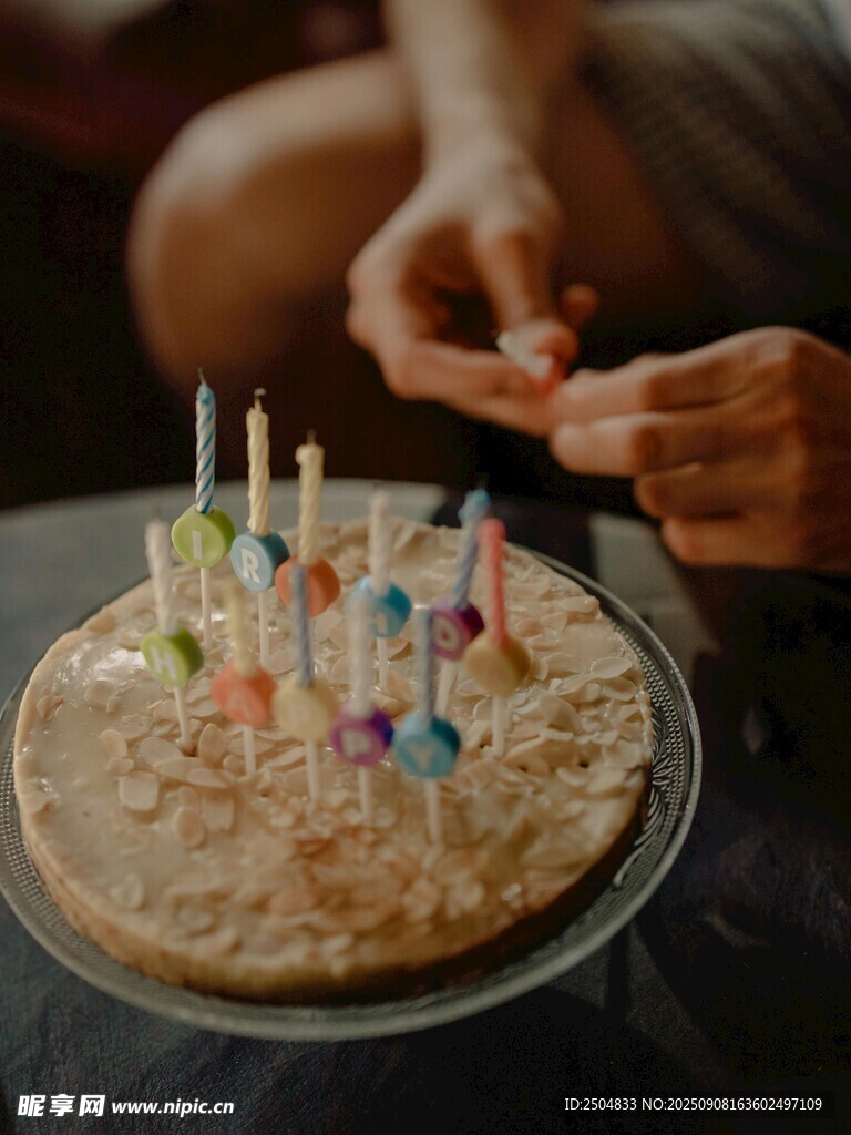 点燃生日蛋糕上的蜡烛