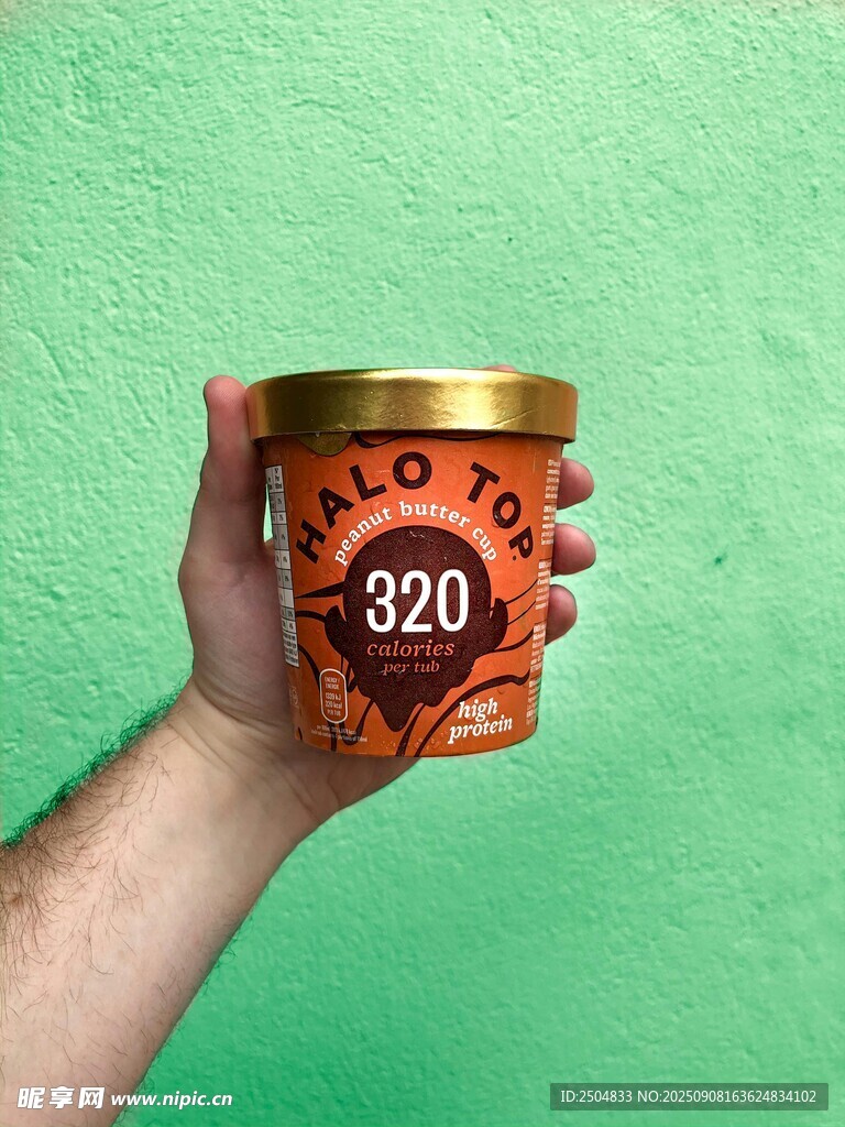 手持320毫升冰淇淋杯