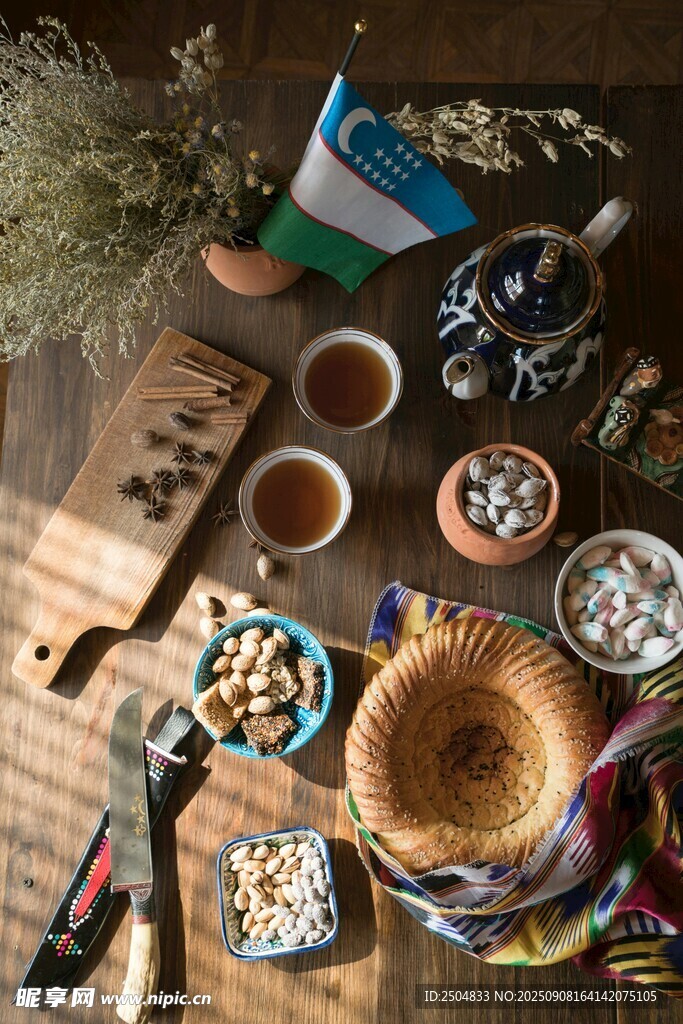 多彩民族风茶具与手工艺品