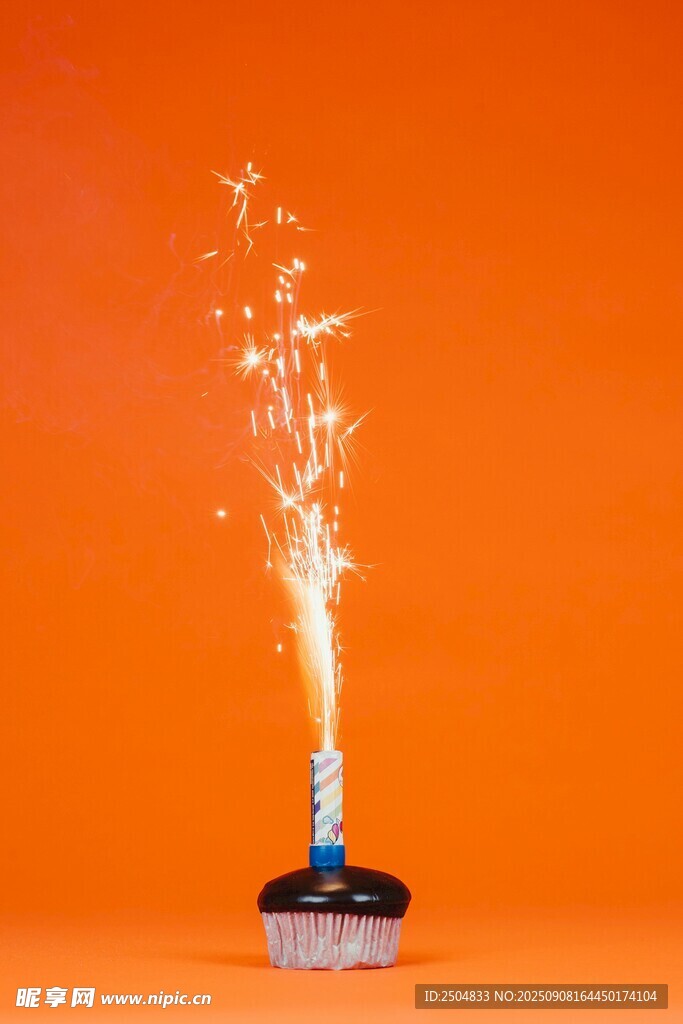 点燃的小型烟花火花四溅